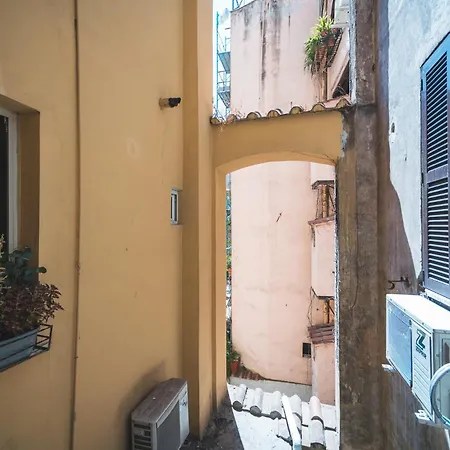 Beautiful 2 Minute Walk From Colosseum Rome